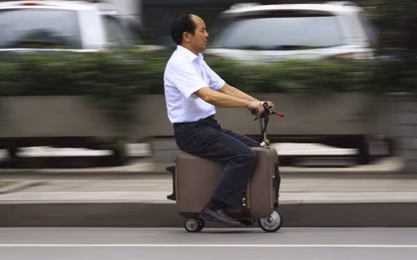 Có thể bạn sẽ bất ngờ khi biết người đàn ông có tên He Liang này đã dành 10 năm để biến một chiếc va li thành một phương tiện di chuyển với tốc độ tối đa 20km/h.