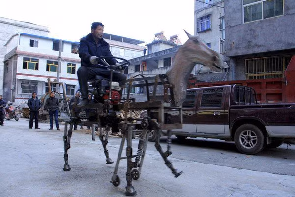 Su Daocheng đã dành 2 tháng để dựng lên chú ngựa sắt này.