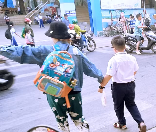 Nhiều phụ huynh học sinh Trường Tiểu học Vĩnh Trường chuẩn bị sẵn đồ ăn sáng cho con em của mình trước khi đến trường. 