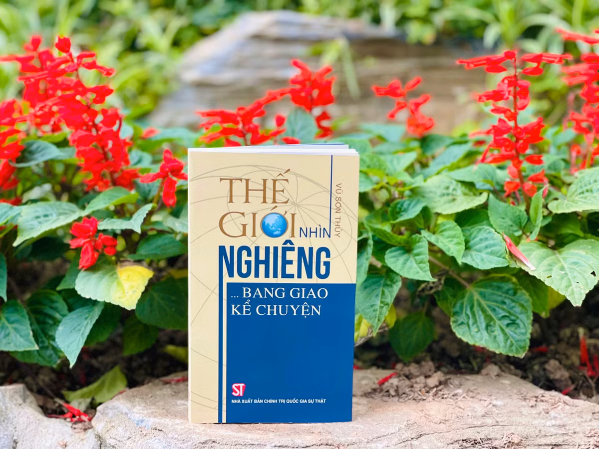 Sach hay 'The gioi nhin nghieng… Bang giao ke chuyen'