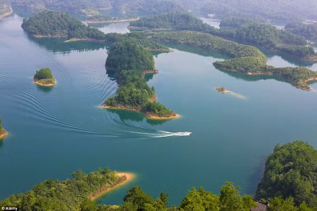 Nằm bên dưới mặt nước tĩnh lặng của hồ Thiên Đảo là một thành phố cổ có tên gọi là Shicheng (còn được gọi là thành phố Sư Tử). 