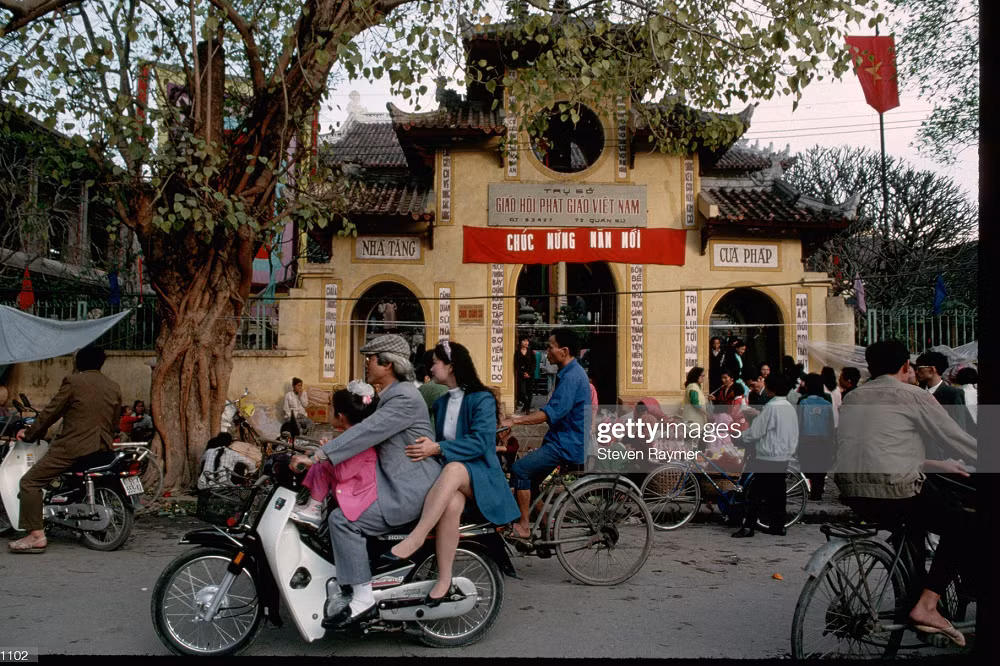 Người dân đến lễ chùa Quán Sứ (Hà Nội) những ngày đầu xuân cầu mong bình an, hạnh phúc cho gia đình. Ảnh: Steven Baymer.