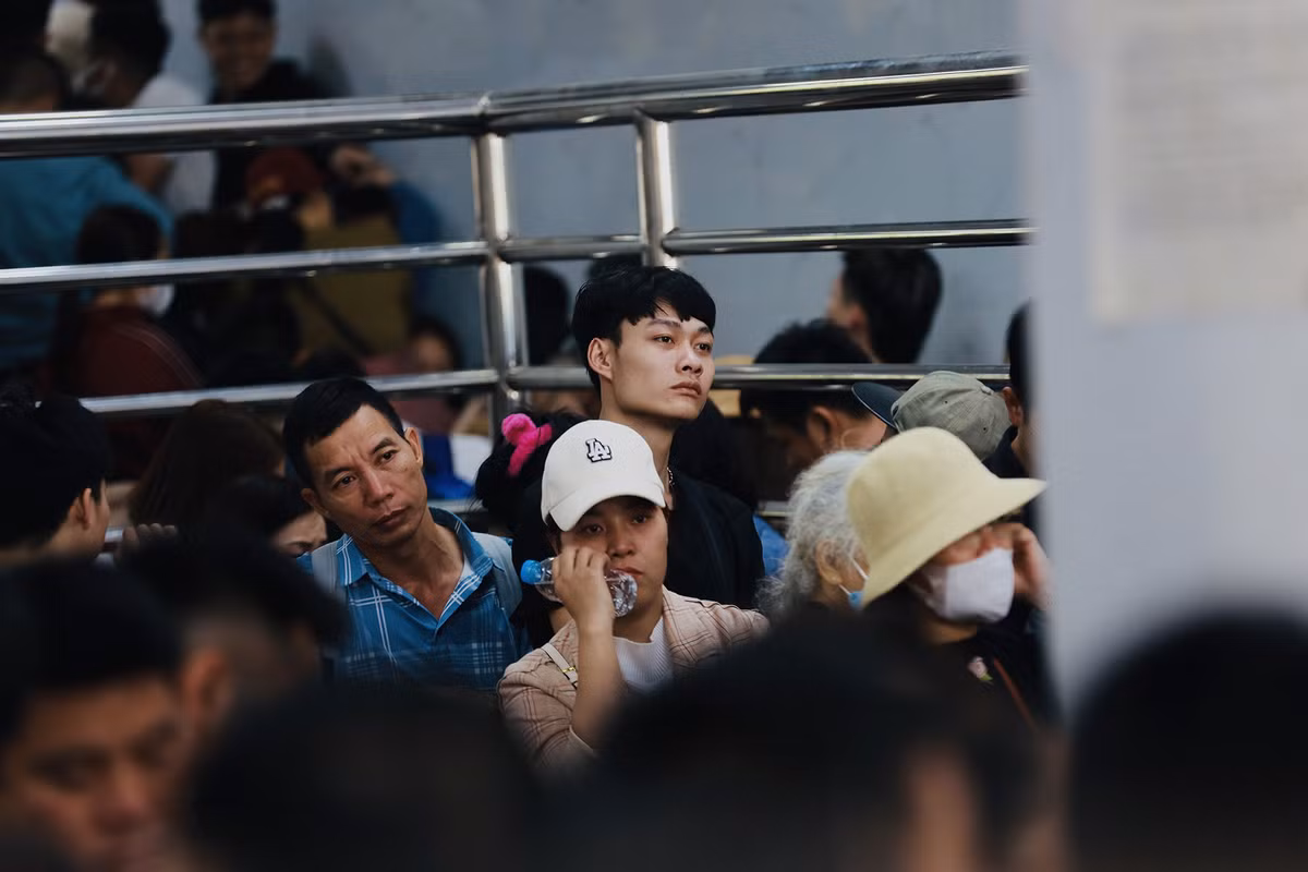 Những ánh mắt, khuôn mặt du khách biểu lộ sự sốt ruột khi phải đứng chờ lâu.