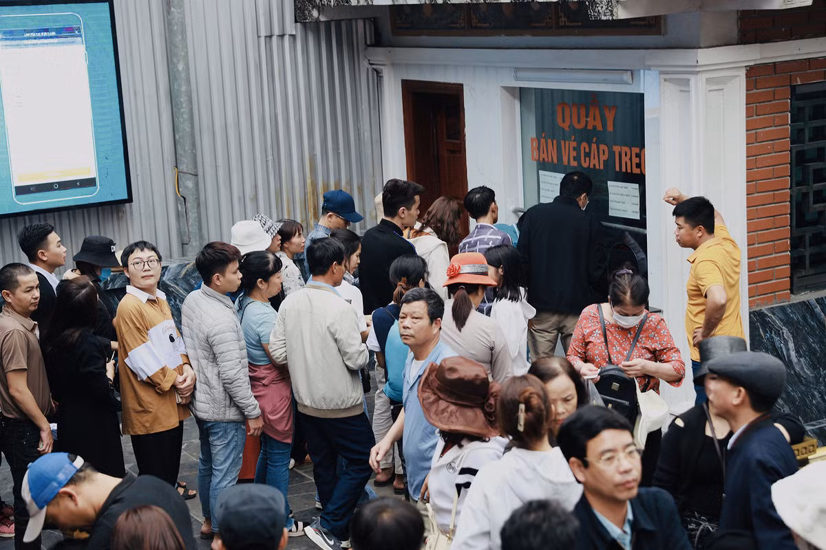 Từ 7h sáng 14/2, hàng nghìn người đã xếp hàng từ khu vực bán vé cáp treo nối dài ra phía ngoài bến.