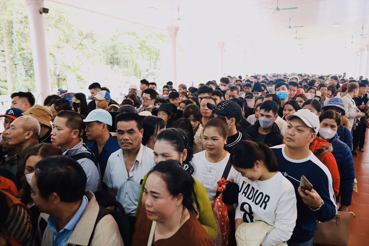 Dòng người nối dài tại khu vực qua cửa kiểm soát vé lên cáp treo.