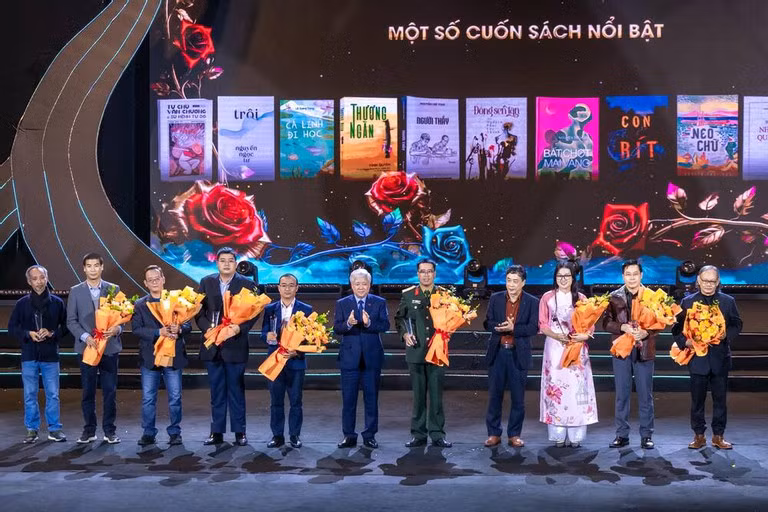 Cuốn sách 'Người thầy' là một trong 10 tác phẩm nổi bật năm 2023 Cuon sach 'Nguoi thay' la mot trong 10 tac pham noi bat nam 2023