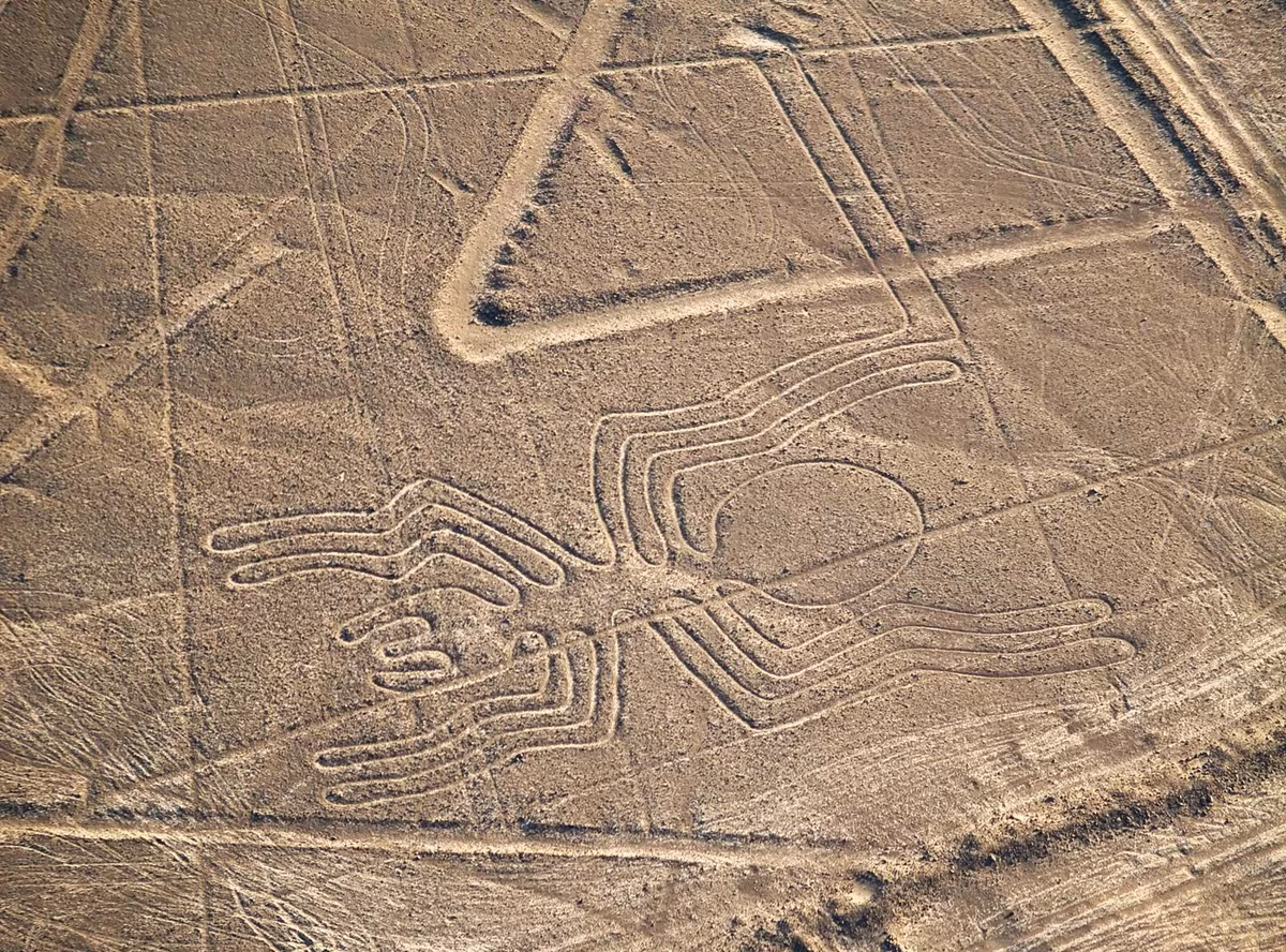 4.Những hình vẽ trên cao nguyên Nazca:Khoảng 2.000 năm trước, một nền văn minh tiền Inca đã khắc một loạt các bức vẽ khổng lồ vào đồng bằng ven biển khô cằn của Peru. Những hình vẽ địa hình này phần lớn vẫn chưa được biết đến cho đến khi máy bay bắt đầu bay qua khu vực này vào những năm 1930. Cho đến nay, hơn 1.000 thiết kế đã được tìm thấy. Ảnh:Britannica
