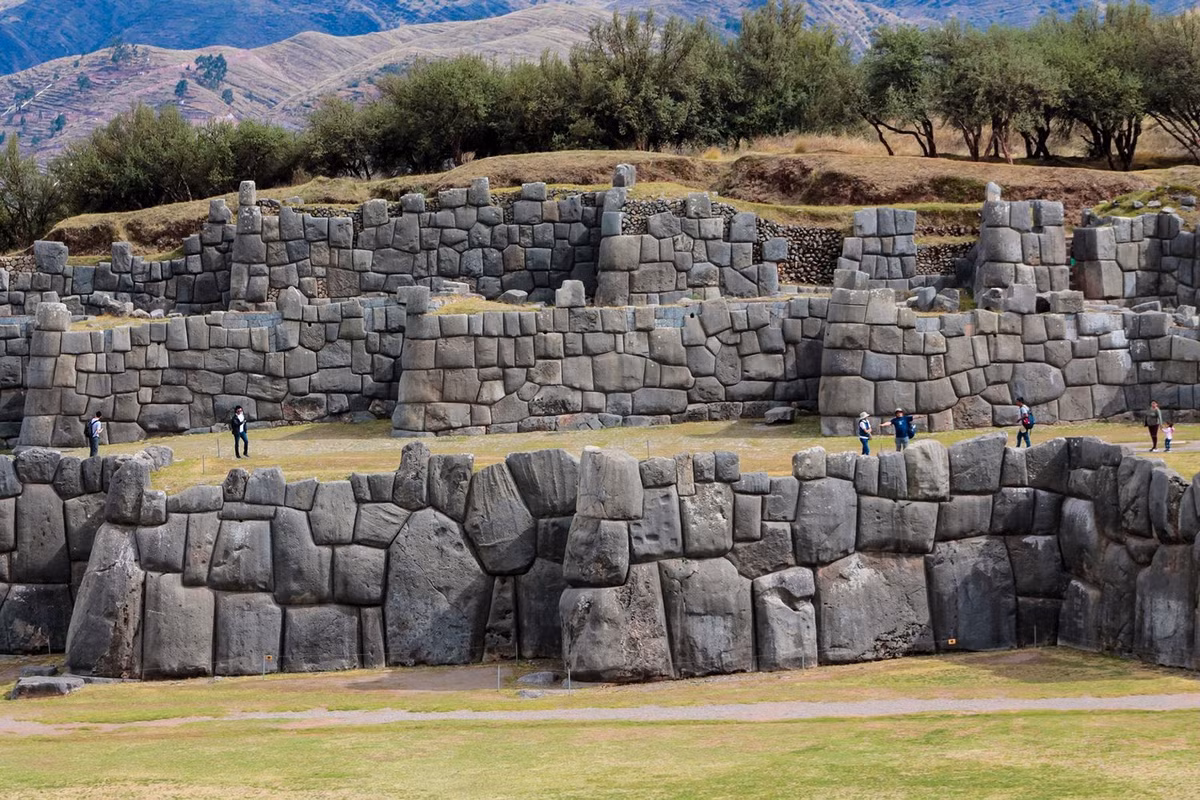 6. Sacsayhuamán: Ở một nơi khác tại Peru, ngay bên ngoài Cuzco, vẫn còn tàn tích của pháo đài Sacsayhuamán, được người Inca tỉ mỉ xây dựng vào những năm 1400. Người lao động Inca bằng cách nào đó đã di chuyển những tảng đá khổng lồ vào đúng vị trí - một số trong đó nặng tới 125 tấn chỉ bằng các công cụ đồng và đá, rồi lắp chúng lại với nhau mà không cần vữa. Mặc dù thực dân Tây Ban Nha đã phá dỡ phần lớn địa điểm này để lấy vật liệu xây dựng, Sacsayhuamán vẫn đủ vững chắc về mặt kết cấu để chống chọi với những trận động đất lớn và những tàn phá khác của thời gian. Ảnh:Britannica