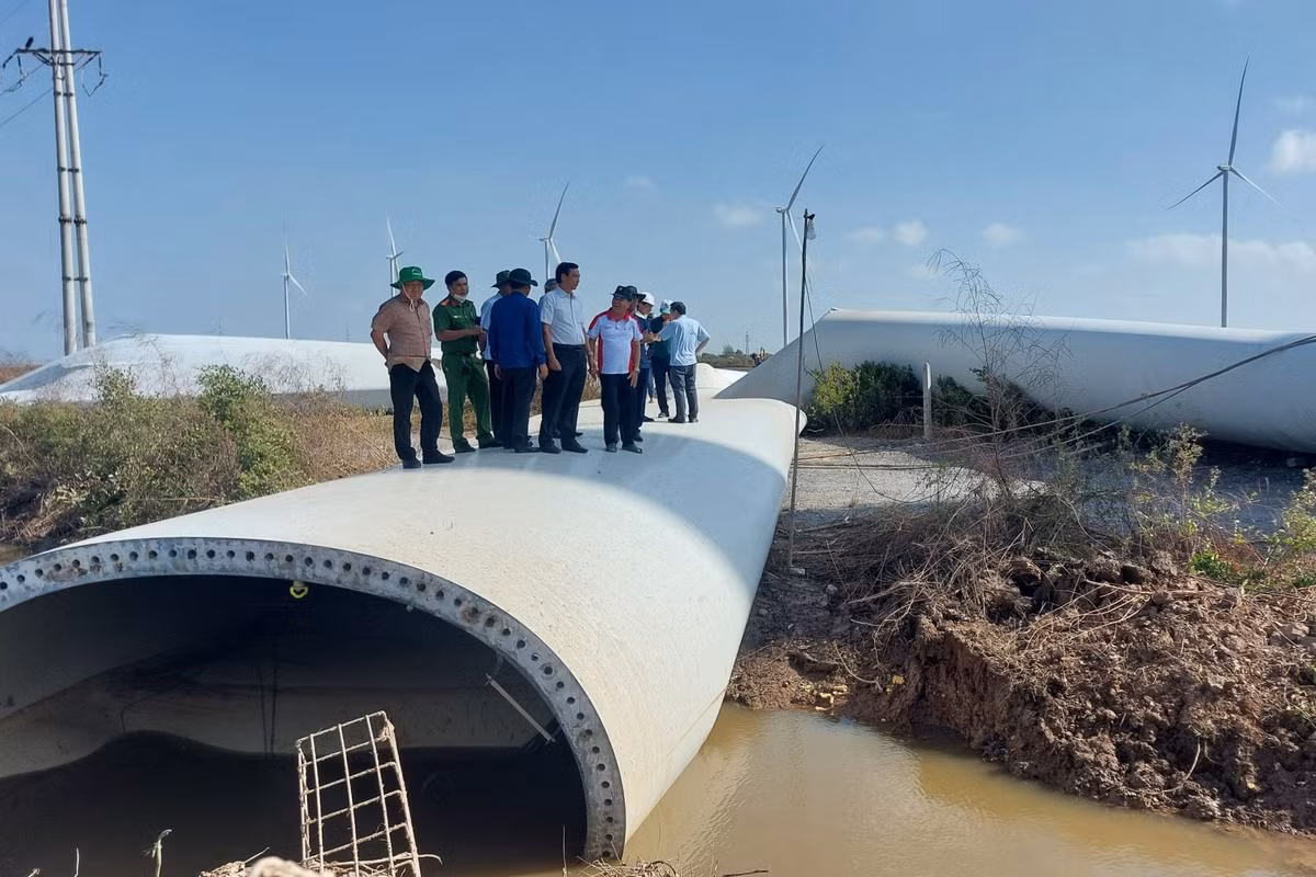 Sáng 2/3, lãnh đạo huyện Hòa Bình đã tới khảo sát, kiểm tra tình hình khắc phục sự cố. Chủ tịch UBND huyện Hòa Bình Hồ Văn Linh đánh giá cao chủ đầu tư và đơn vị chức năng đã nhanh chóng phối hợp bảo vệ hiện trường, lên phương án khắc phục sự cố, cũng như khẩn trương làm rõ nguyên nhân xảy ra sự việc.