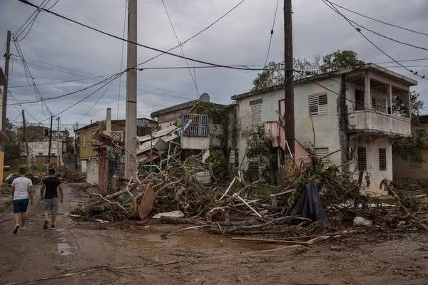 4.Bão Maria năm 2017:Vào ngày 20 tháng 9 năm 2017, Puerto Rico đã hứng chịu thảm họa thiên nhiên nguy hiểm nhất ở Hoa Kỳ trong 100 năm qua. Bão Maria có lượng mưa trung bình cao nhất trong số 129 cơn bão tấn công Puerto Rico trong 60 năm qua. Cơn bão đã đổ lượng mưa khoảng 104 cm xuống đảo, gây ra lũ lụt tàn khốc. Ước tính tổng số người chết do cơn bão Maria gây ra là hơn 4.600 người. Bão Maria cũng là cơn bão nhiệt đới gây thiệt hại lớn thứ ba ở Mỹ, gây thiệt hại khoảng 98 tỷ USD. Ảnh:The New York Times