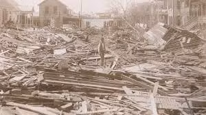 1.Bão Galveston năm 1900: Thảm họa này xảy ravào ngày 8 tháng 9 năm 1900, một cơn bão quét qua Galveston, một hòn đảo ngoài khơi Texas. Vào thời điểm đó, Galveston là một trong những thành phố cảng lớn nhất của Texas, nhưng một cơn bão với sức gió 225 km/h đã quét nó ra khỏi bản đồ. Ước tính có 3.600 ngôi nhà và 600 cơ sở kinh doanh đã bị biến thành đống đổ nát trên diện tích 770 ha, số người chết được ước tính là từ 6.000 đến 8.000 người - 1/6 dân số trên đảo. Ảnh: Galveston Historical Foundation