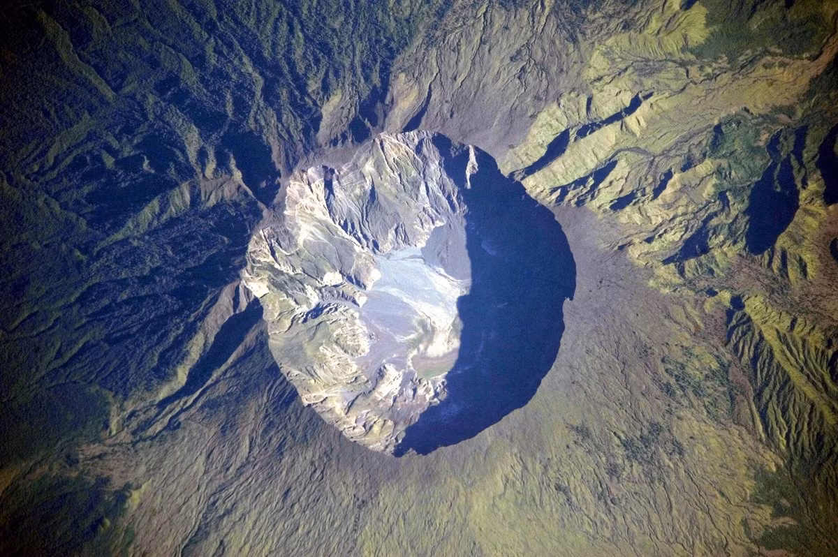 5.Núi lửa Tambora phun trào năm 1815: Là vụ phun trào lớn nhất trong lịch sử được ghi lại.Vụ nổ đã thải ra rất nhiều tro núi lửa vào bầu khí quyển Trái đất đến nỗi làm giảm lượng ánh sáng mặt trời chiếu tới bề mặt Trái đất. Nhiệt độ ở Bắc bán cầu vào thời điểm đó đã giảm khoảng 0,56 độ C, và năm 1816 được gọi là "năm không có mùa hè". Các hồ sơ chỉ ra rằng vụ phun trào đã khiến 11.000 người chết ngay lập tức do dòng nham thạch và hơn 100.000 người chết vì thiếu lương thực do giảm ánh sáng mặt trời. Ảnh:Wikipedia