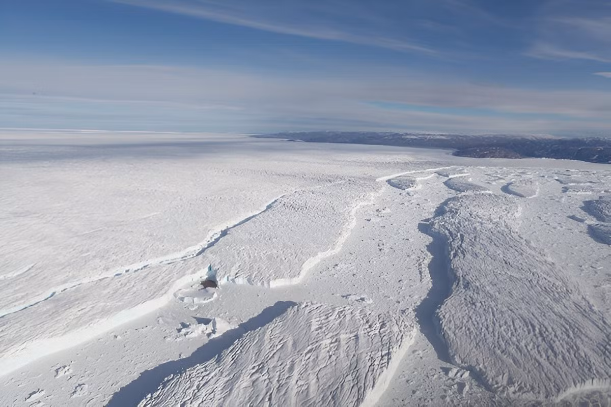 9. North Ice, Greenland: -66,1°C.Trạm nghiên cứu này được thành lập bởi Đoàn thám hiểm Bắc Greenland của Anh vào năm 1952.Nhiệt độ này đo được vào năm 1954, vào thời điểm đó, là nhiệt độ lạnh nhất từng được ghi nhận ở bán cầu bắc. Đoàn thám hiểm đã tiến hành nghiên cứu rộng rãi bao gồm địa chất, địa chấn học, sinh lý học và băng hà học.Ảnh:Phys.org 