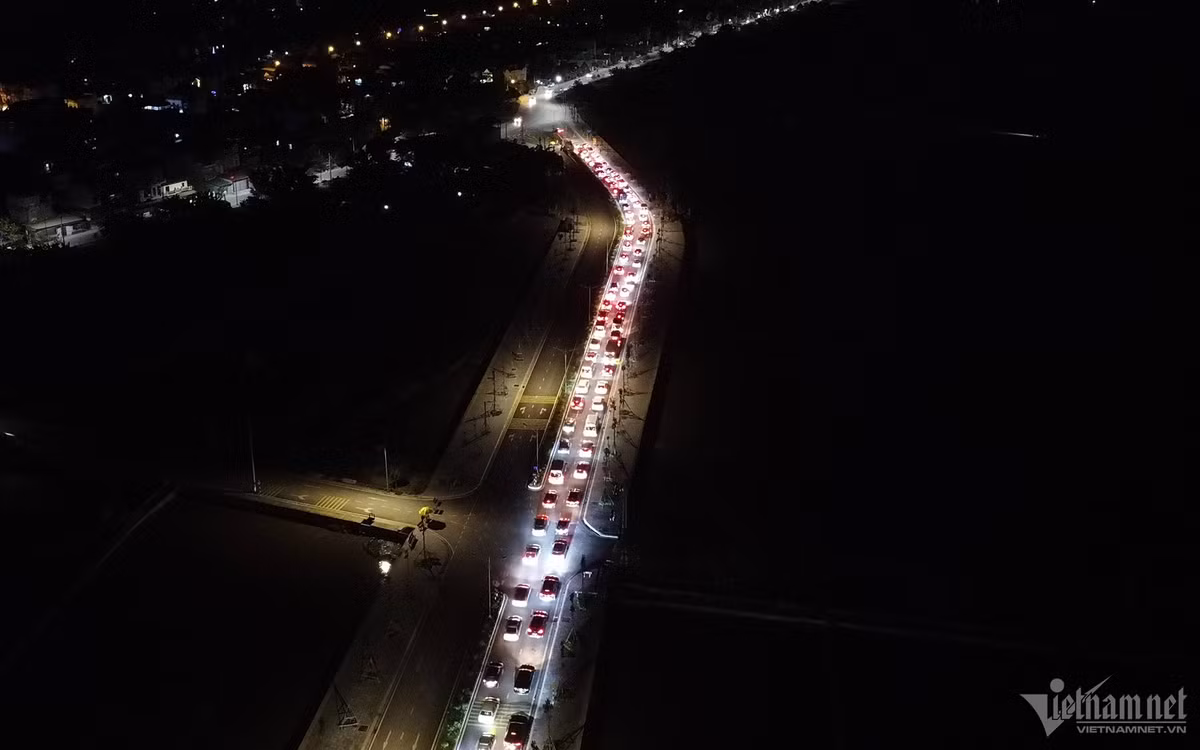 Một gia đình khác cho biết, đợi chờ để được thoát ra ngoài quá lâu khiến cả nhà rất nóng ruột. Một số điểm du lịch đã sử dụng công nghệ trong tính phí như quét mã QR để thanh toán, hay linh hoạt mở nhiều cửa soát vé để nhanh chóng giảm áp lực, nhưng không hiểu sao ở chùa Hương việc này chưa được thực hiện.