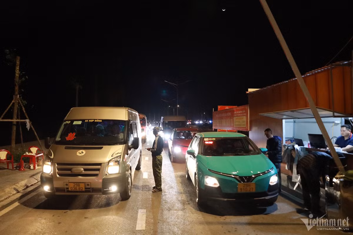 Mặc dù chưa đến ngày chính hội, thắng cảnh chùa Hương (Mỹ Đức, TP Hà Nội) vẫn ghi nhận lượng du khách cao nhất tính từ dịp nghỉ Tết Giáp Thìn đến mùng 4 Tết. Theo Ban quản lý khu di tích, đã có gần 34.000 lượt khách, nhiều hơn cùng kỳ năm ngoái gần 2.000 lượt. Ước tính số người đổ về đây sẽ còn tăng thêm trong ít ngày tới.