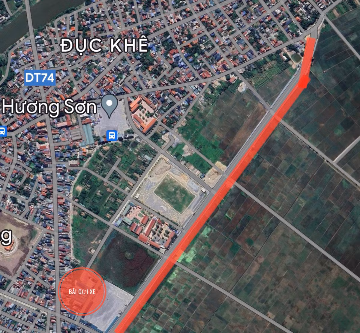 Đoạn đường vạch đỏ xảy ra ùn tắc. Các phương tiện ra đầu đường rẽ trái rồi đi thẳng đến ngã tư, rẽ phải là đường tỉnh 74.
