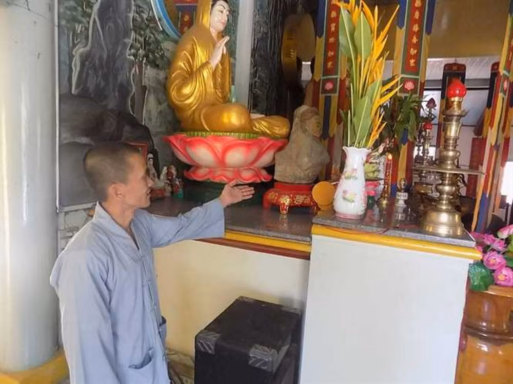 Vào ban đêm, dân trong vùng thường thấy ánh vàng sáng rực di chuyển quanh gốc cây thần và khuôn viên chùa. Hiện tượng này được gọi là "vàng đi ăn". Có người cho rằng, những luồng sáng đó là hồn của những trinh nữ bị chôn sống...Vì những câu chuyện nhuốm màu ma quái mà không có người nào cả gan xâm phạm đến gốc cây thiêng cùng kho báu của chùa Hoa Tiên.