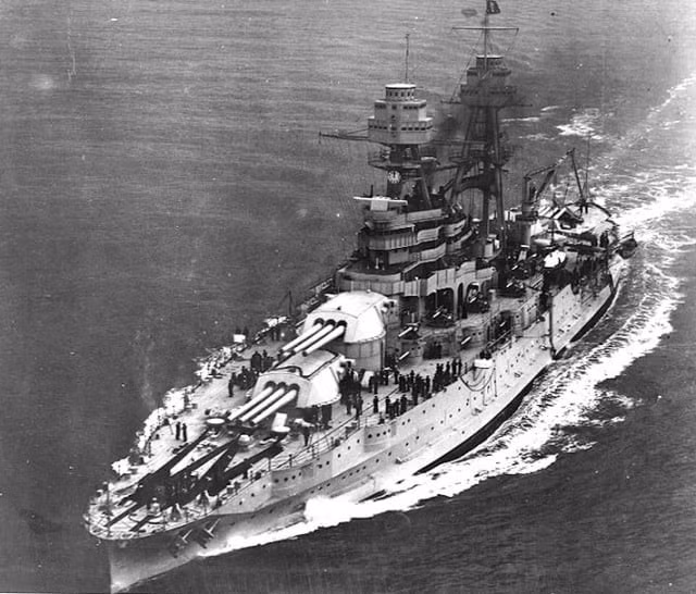 4. USS Arizona: USS Arizona là một thiết giáp hạm được chế tạo cho Hải quân Hoa Kỳ, hạ thủy vào năm 1915. Con tàu phục vụ nhiều mục đích, từ hộ tống Tổng thống Woodrow Wilson cho đến đối phó với mối đe dọa của Chủ nghĩa đế quốc Nhật Bản. Vào ngày 7 tháng 12 năm 1941, USS Arizona đã bị Nhật Bản ném bom, phát nổ và chìm. 1.177 thành viên phi hành đoàn và sĩ quan đã thiệt mạng. Ảnh:USNI News - U.S. Naval Institute