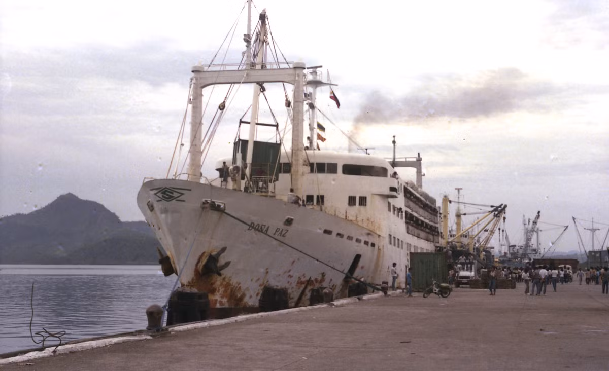 8. MV Dona Paz: Vụ chìm tàu MV Dona Paz là thảm họa hàng hải chết chóc nhất trong thời bình. Đây là một chiếc phà được đăng ký tại Philippines và khi chở hơn 4.000 hành khách, đã va chạm với một tàu chở dầu MT Vector vào ngày 20 tháng 12 năm 1987. Một vụ cháy nổ đã xảy ra, khiến 4.386 hành khách thiệt mạng và chỉ có 24 người sống sót. Do hỏa hoạn, phần lớn con tàu đã bị phá hủy và hiện được gọi là "Titanic của Châu Á". Ảnh:Wikipedia