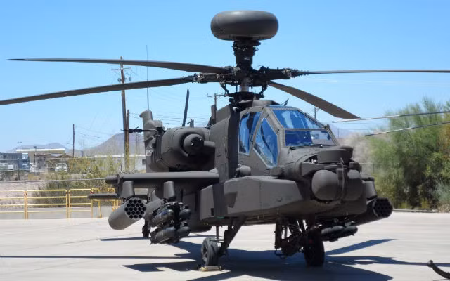 AH-64E có phi hành đoàn 2 người, chiều dài 17,7m đường kính roto 16,4m, chiều cao 4,6m. Trọng lượng rỗng 5,1 tấn, trọng tải cất tối đa 9,5 tấn.