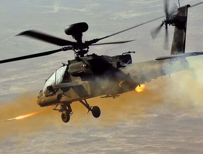 Bán kính tác chiến của AH-64E khoảng 550km, phạm vi hoạt động tối đa 2.100km, trần bay lên tới 6.400m. Đây hiện là dòng trực thăng tấn công tốt nhất thế giới.