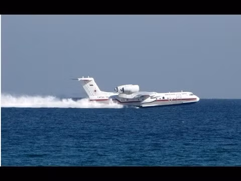 Be-200 có phi hành đoàn 2 người, chiều dài máy bay đạt 32 mét, sải cánh rộng 32,8 mét. Thuỷ phi cơ này được trang bị hai động cơ D-436TP cho phép nó cất cánh với trọng lượng tối đa 41.000 kg tỏng khi trọng lượng rỗng của loại máy bay này là 27.600 kg. Nguồn ảnh: Beriev.