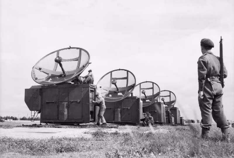 Trước khi radar ra đời, cách duy nhất để con người canh gác máy bay của đối phương là nghe bằng tai và soi bằng mắt. Việc Anh sáng chế ra hệ thống radar đầu tiên trên thế giới đã giúp công nghệ kiểm soát bầu trời của nhân loại tiến lên một bậc thang mới. Nguồn ảnh: Warhistory.