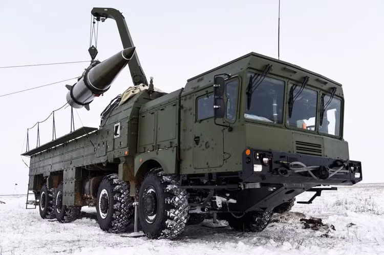 Có tầm bắn vào khoảng 480 km, Iskander là một trong các tổ hợp tên lửa của Nga không bị ảnh hưởng bởi hiệp định Giải trừ Tầm phóng Tên lửa Hạt nhân 1988 (Intermediate-Range Nuclear Forces Treaty). Theo đó, các loại tên lửa có khả năng mang theo đầu đạn hạt nhân tầm bắn từ 500 km trở lên sẽ phải bị giải giáp hoàn toàn. Nguồn ảnh: BI.