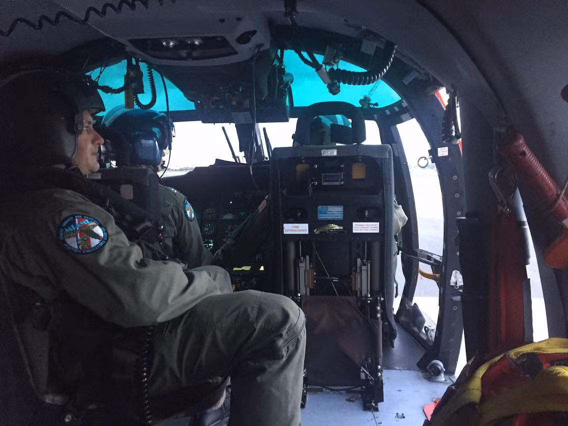 Trực thăng MH-65 Dolphin cất cánh từ căn cứ Miami, Opa Lacka, Florida, Mỹ. Nguồn ảnh: BI.
