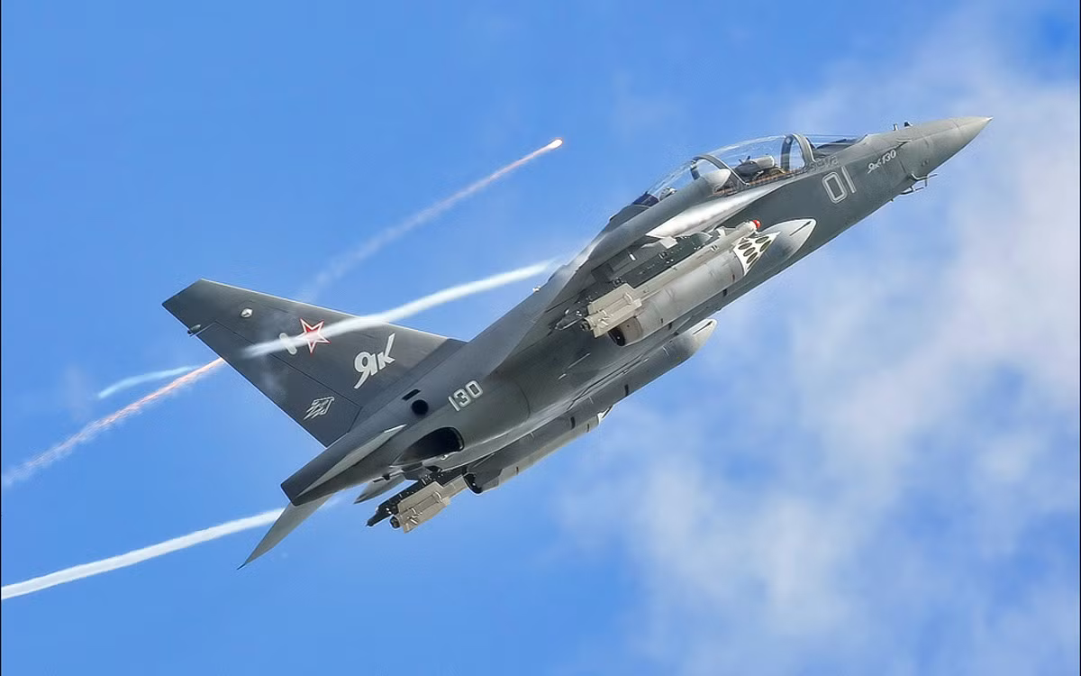 Dù có nhiệm vụ chính là huấn luyện, chiếc Yak-130 này vẫn có khả năng mang theo tơi 3000 kg vũ khí các loại dưới 9 giá treo cứng bao gồm các loại bom không dẫn đường, bình xăng phụ hay pod tác chiến điện tử. Nguồn ảnh: BMPD