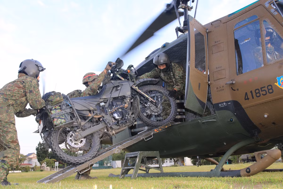 Khi được sử dụng thay thế cho các trực thăng UH-1J trong Lực lượng Phòng vệ Nhật Bản, trực thăng UH-X sẽ có nhiệm vụ chủ yếu là vận tải. Tuy nhiên nó vẫn sẽ có khả năng mang vũ khí với việc gắn được các pod pháo phản lực, pod súng máy và súng máy bên hông. Nguồn ảnh: Defencenews.