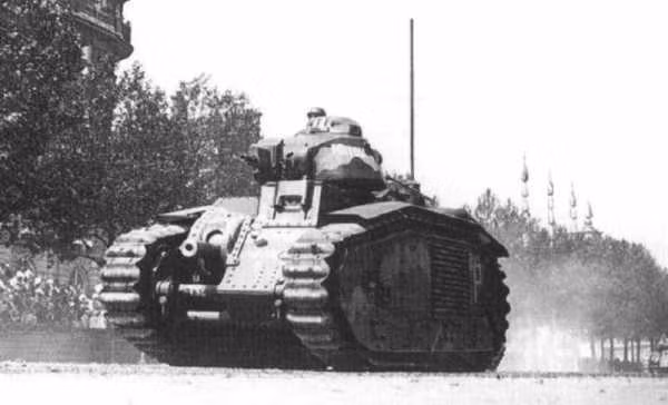 Ngược lại, Char B1 là loại xe tăng gần như hoàn hảo cho kiểu tác chiến đầu Chiến tranh Thế giới. Với tổng cộng hai nòng pháo một pháo 75mm và một pháo 47mm, loại xe tăng này có thể càn quét qua mọi mục tiêu thời bấy giờ, bao gồm bộ binh, lô cốt hay mọi loại xe tăng của đối phương kể cả tăng hạng nặng. Tiếc là Pháp vẫn thua! Nguồn ảnh: BI.