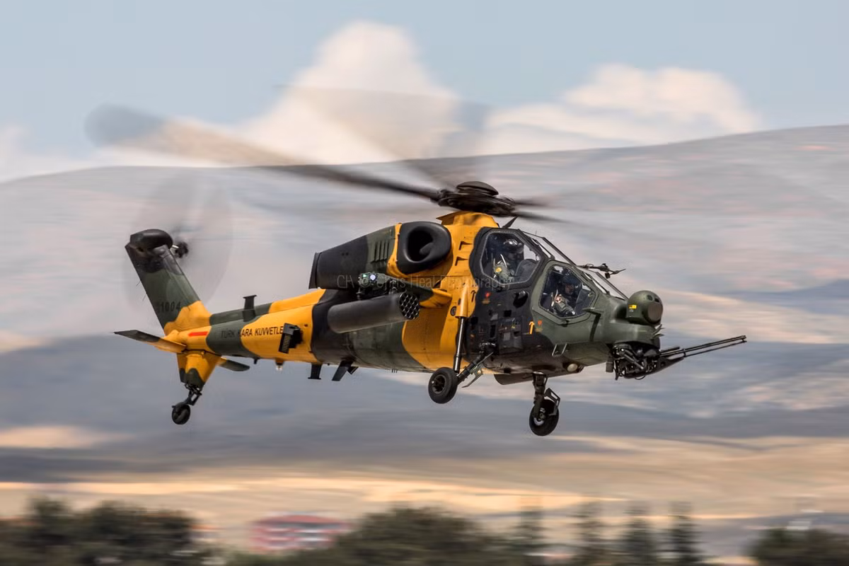 Là một trực thăng vũ trang, T129 ATAK cũng sở hữu các tính năng chiến đấu "chết người" với kho vũ khí mà nó được trang bị với một pháo tự động 20mm ba nòng cùng trang bị dự trữ 500 viên đạn cỡ 20x102mm. Nguồn ảnh: Flickr.