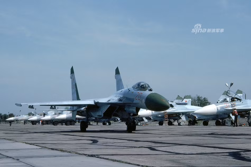 Giống với Ukraine và nhiều quốc gia Đông Âu khác, Không quân Ba Lan cũng nhận được khá nhiều "lợi lộc" khi Nga không thể đưa toàn bộ các máy bay của họ trong các căn cứ này về nước mà sẽ phải bỏ lại một số lượng lớn máy bay hỏng, lỗi kỹ thuật hoặc đơn giản là do họ không có đủ phi công. Nguồn ảnh: Sina.