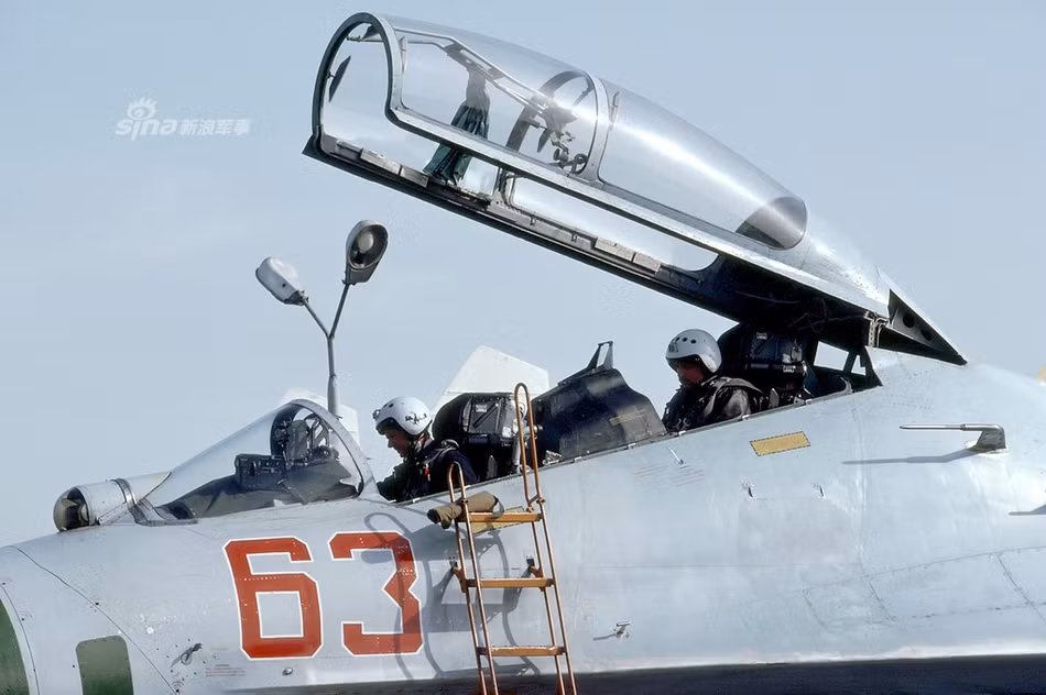 Màu sơn của các máy bay Su-27 dưới thời Liên Xô có phần khá nhợt nhạt và khác hẳn với màu sơn hiện đại chúng mang trên người ngày nay. Nguồn ảnh: Sina.