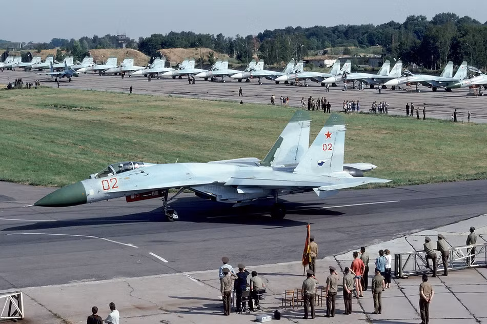 Ngoài các chiến đấu cơ Su-27, tại sân bay này còn có một vài loại trực thăng, máy bay cỡ nhỏ khác cũng được đưa về nước trong ngày này. Nguồn ảnh: Sina.