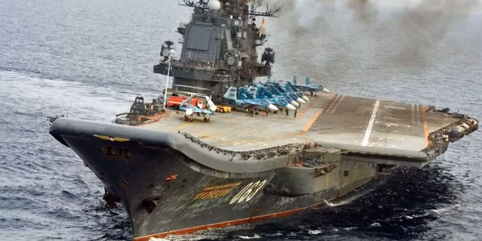 Bắt đầu hoạt động từ năm 1990, tàu sân bay Kuznetsov có độ giãn nước tổng cộng 58.000 tấn; dài 304,5 mét và có tổng công suất 200.000 sức ngựa cho phép nó di chuyển được với tốc độ 30 hải lý - khoảng 50 km/h. Nguồn ảnh: Gruz.