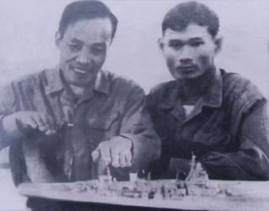 Hình ảnh lịch sử của Phi công Lê Xuân Dị (trái) và phi công Át chủ bài Nguyễn Văn Bảy B đang bàn phương án tiếp cận tấn công tàu chiến Mỹ. Nguồn ảnh: KQND.
