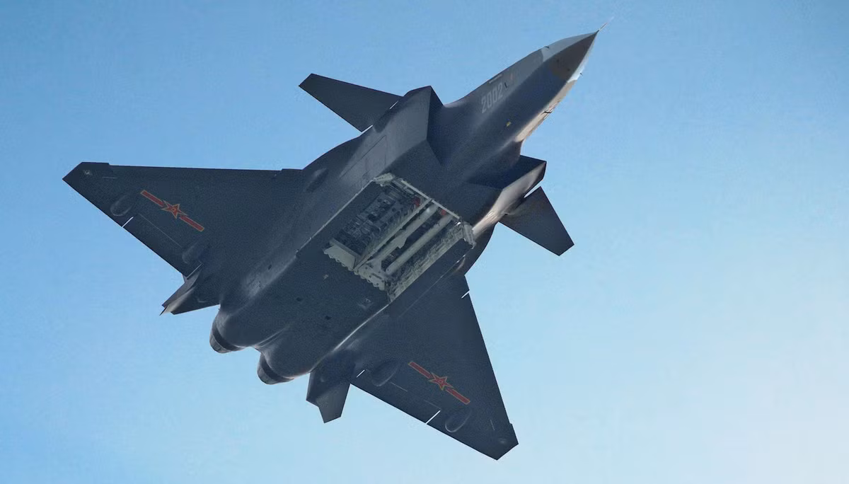 Không quân Trung Quốc đang đặt mục tiêu sẽ sở hữu ít nhất khoảng 200 chiếc J-20 vào năm 2020 tới đây để cân bằng lực lượng J-20 của nước này với lực lượng F-35 được Mỹ triển khai tới Hàn Quốc, Nhật Bản sắp tới.Nguồn ảnh: Aviation.