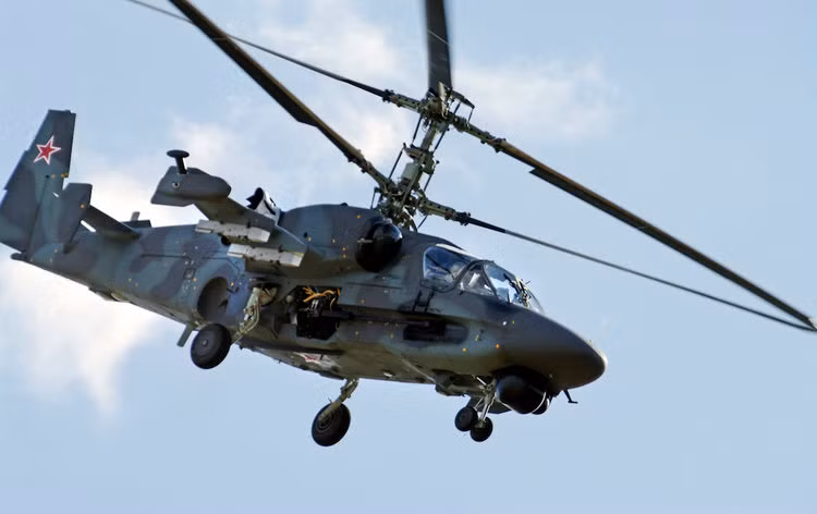 Về hiệu suất động cơ, trực thăng tấn công Ka-52 có tốc độ tối đa 315 km/h và có thể vươn tới độ cao tối đa 5.500 mét kèm theo đó là bán kính chiến đấu 1100 km khi mang theo đầy đủ cấu hình vũ khí của mình. Nguồn ảnh: BI.