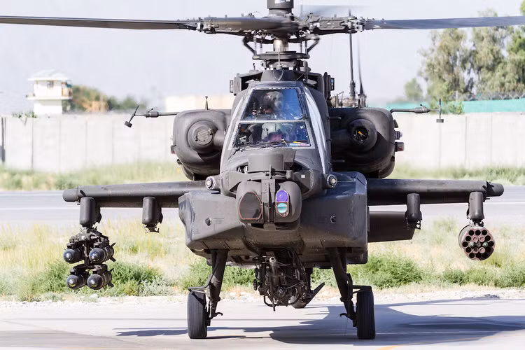 Điểm vượt trội của phiên bản AH-64E đó là nó có thể điều khiển được cả máy bay không người lái. Hệ thống máy tính trên AH-64E cho phép nó truyền, nhận dữ liệu hình ảnh thu thập được từ các máy bay không người lái. Nguồn ảnh: BI.