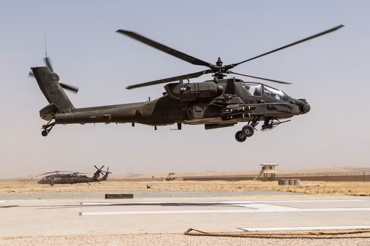 Trong khi đó kiểu thiết kế của AH-64 mọi phiên bản đều mang tính truyền thống với cánh quạt chính bao gồm 4 lá và hệ thống cánh quạt đuôi để triệt tiêu mô-men xoắn. Thực tế thì kiểu thiết kế này của AH-64 không có gì đặc biệt nên khả năng cơ động của nó cũng không đáng để bàn tới. Nguồn ảnh: BI.