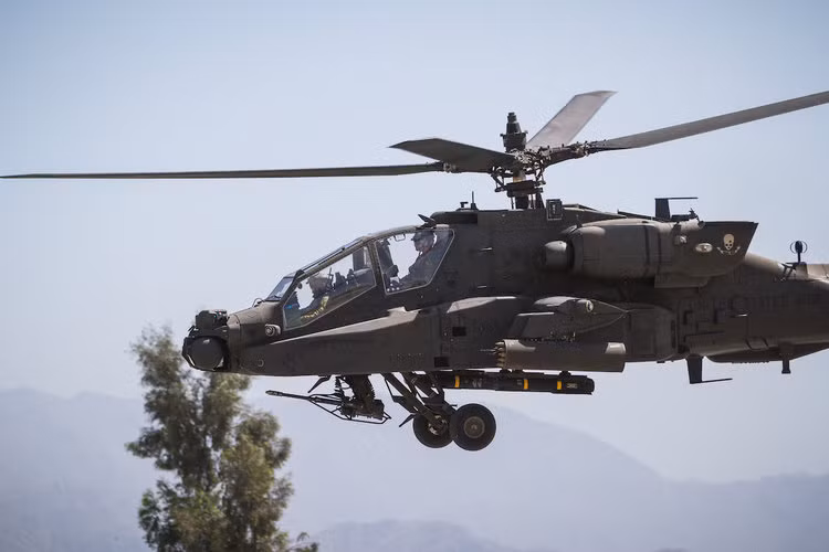 Trong khi đó cấu hình vũ khí của trực thăng tấn công Apache lại khá đơn giản với khẩu pháo chính 30mm cùng 1200 viên đạn, 76 đạn phản lực 70mm hoặc 16 tên lửa không đối đất Hellfire. Nguồn ảnh: BI.