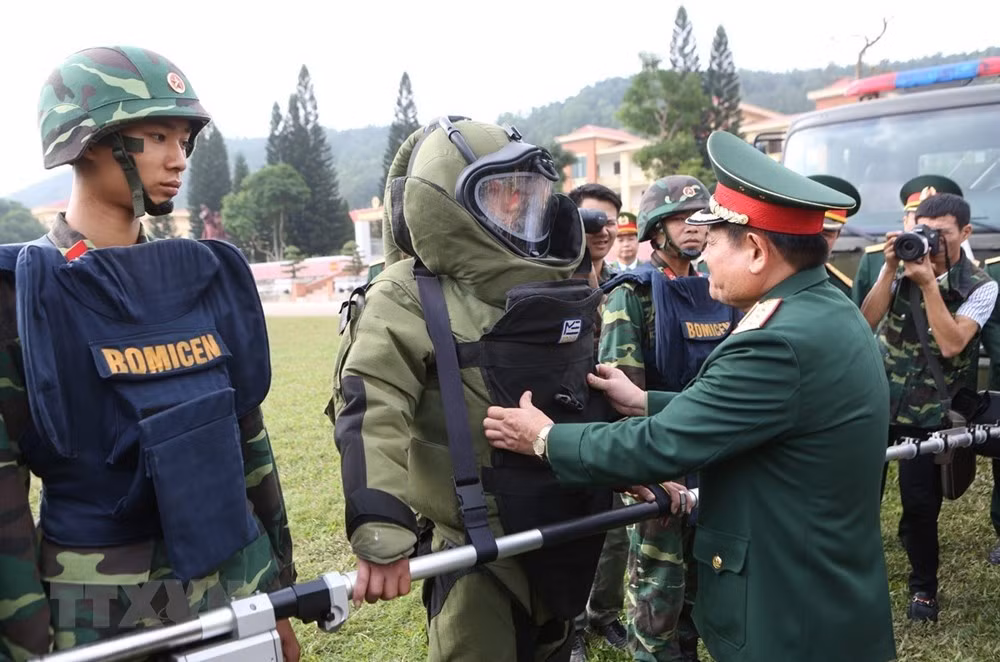 Thượng tướng Nguyễn Phương Nam, Phó Tổng Tham mưu trưởng Quân đội Nhân dân Việt Nam và các đại biểu tham quan trang thiết bị, vũ khí của lực lượng Đặc công. (Ảnh: Dương Giang/TTXVN)