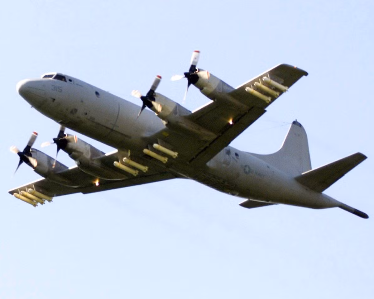 Máy bay săn ngầm P-3 Orion của Hải quân Mỹ mang đầy bom trên cánh và thân. Nguồn ảnh: Clust.