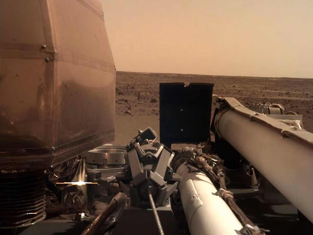 Bức ảnh được đăng tải bởi NASA cho thấy cái nhìn cận cảnh về bề mặt sao Hỏa trong Sứ mệnh InSight. Nguồn ảnh: Theatlantics.