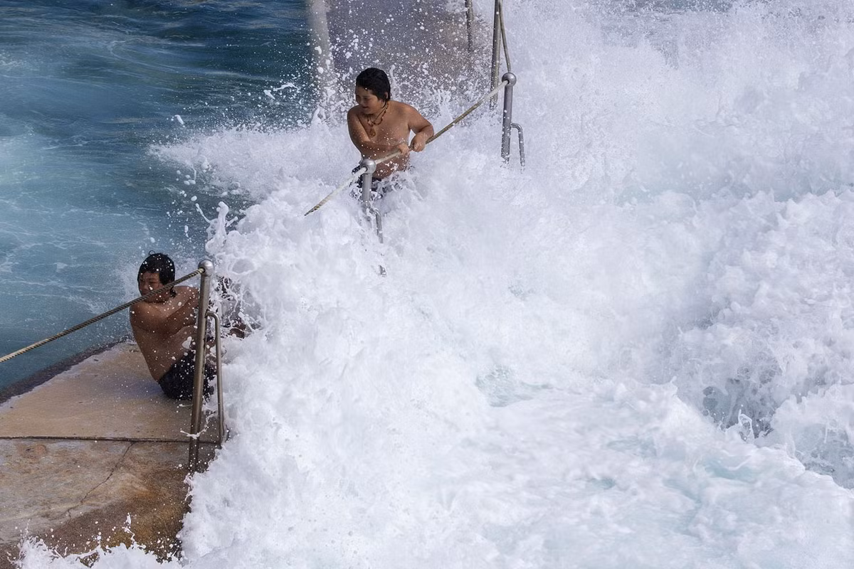 Hai cậu bé chống trọi lại với sóng biển nhân tạo trong công viên Bronte Ocean Pool ở Sydney, Australia. Nguồn ảnh: Theatlantics.