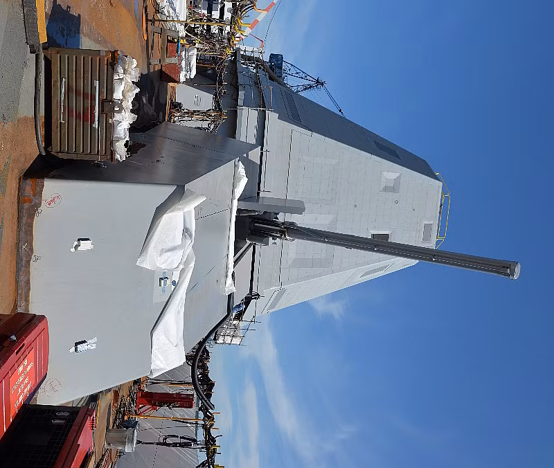 Hệ thống pháo 155mm trên Zumwalt được hoạt động độc lập và tự động hoàn toàn, bao gồm cả quá trình nạp đạn. Theo thiết kế, tổng cộng kho chứa đạn phục vụ cho việc nạp tự động của cả hai khẩu pháo có sức chứa tới 750 viên đạn pháo loại 155mm. Nguồn ảnh: Flickr.