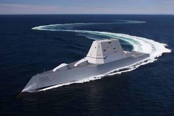 Theo tỷ giá năm 2016, mỗi viên đạn pháo loại LRLAP trên khu trục hạm USS Zumwalt có giá vào khoảng từ 800.000 tới 1 triệu USD. Với cái giá gần bằng với giá của tên lửa hành trình Tomahawk này (mỗi quả Tomahawk có giá 1,4 triệu USD), rõ ràng việc chất đầy đạn pháo cho kho dự trữ của Zumwalt là cả một vấn đề. Nguồn ảnh: Flickr.
