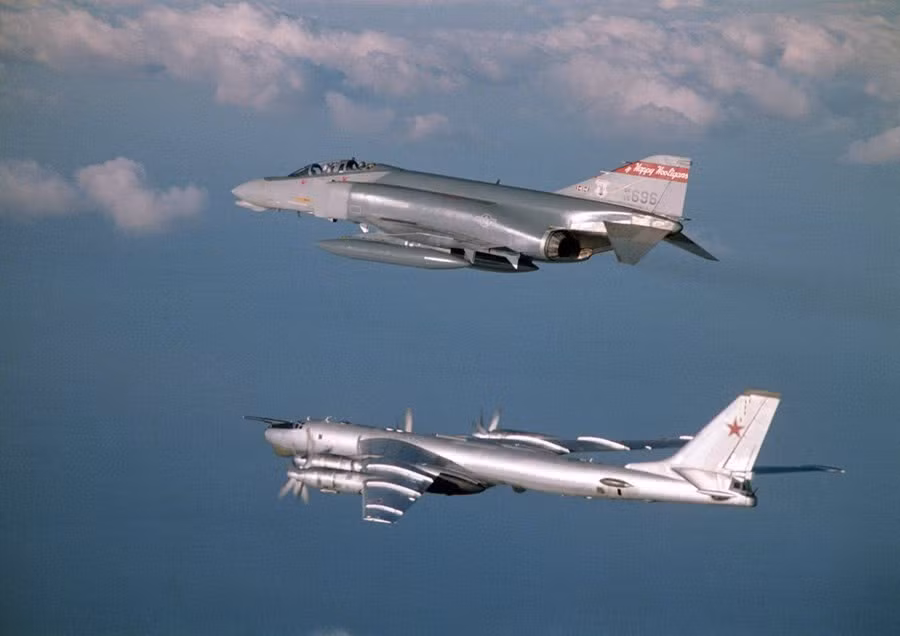 Tới những năm 60, người bạn đồng hành thường xuyên nhất của máy bay ném bom Tu-95 trên không phận quốc tế là chiến đấu cơ F-4 của Mỹ. Nguồn ảnh: QQ.